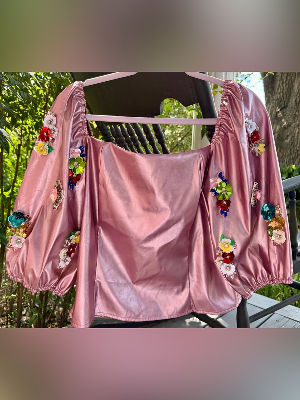 EUC!! QUEEN OF SPARKLES Pink Satin Puff Sleeve Top w/Multicolor Floral APPLS